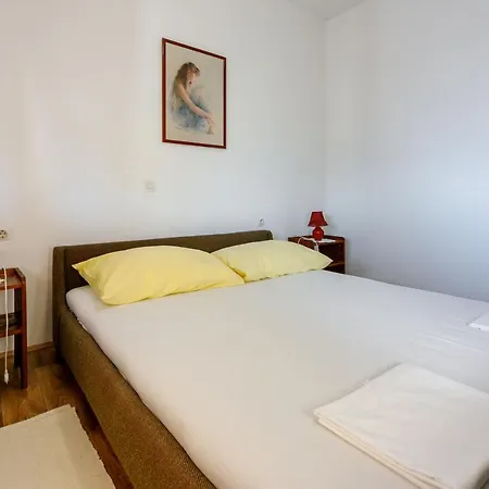 アパート Novi ノヴィ・ヴィノドロスキー